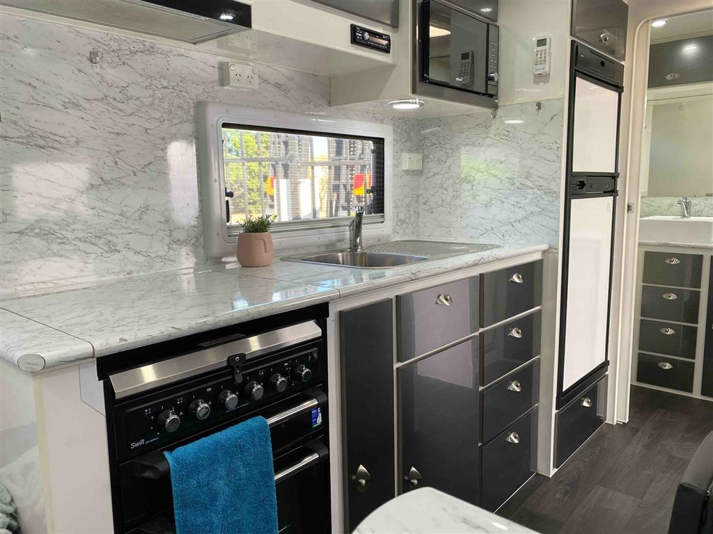 2021 SILVER VALLEY HUNTER CARAVAN SINGLE BEDS