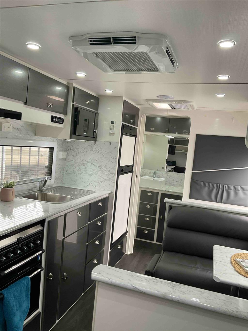 2021 SILVER VALLEY HUNTER CARAVAN SINGLE BEDS