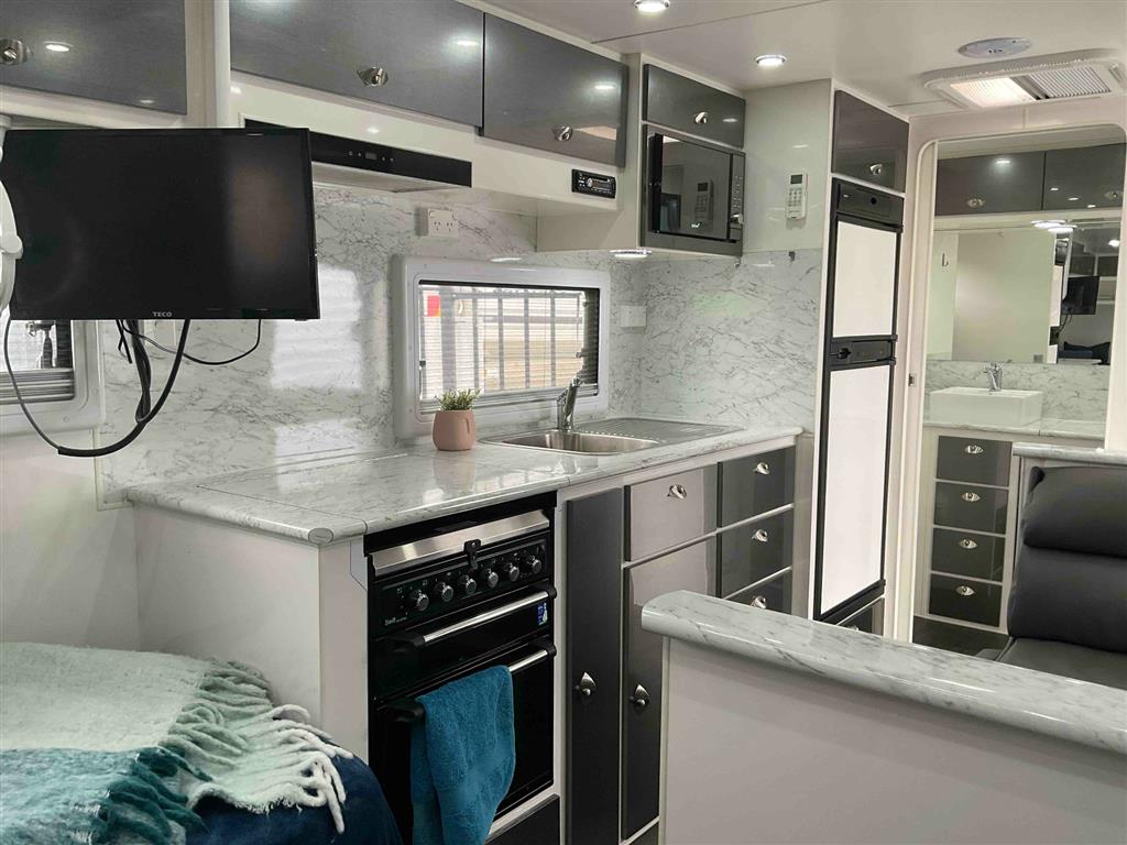 2021 SILVER VALLEY HUNTER CARAVAN SINGLE BEDS