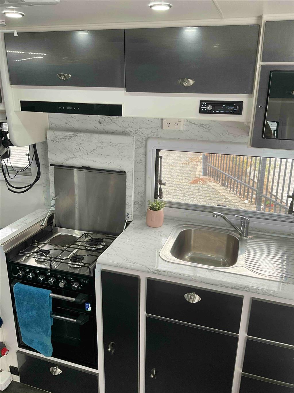 2021 SILVER VALLEY HUNTER CARAVAN SINGLE BEDS