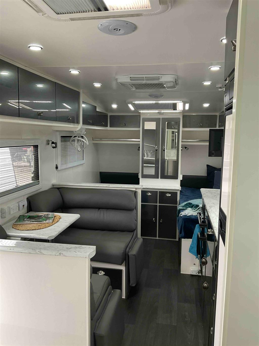 2021 SILVER VALLEY HUNTER CARAVAN SINGLE BEDS
