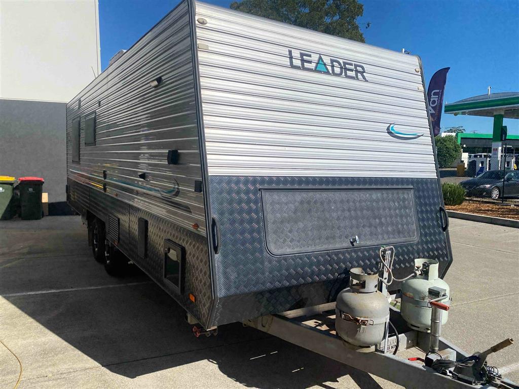 2017 LEADER PALLADIUM Caravan Family