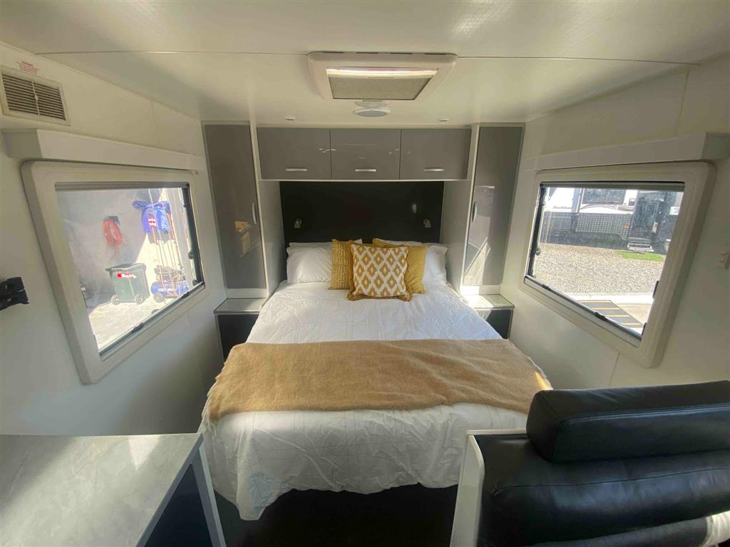 2017 LEADER PALLADIUM Caravan Family